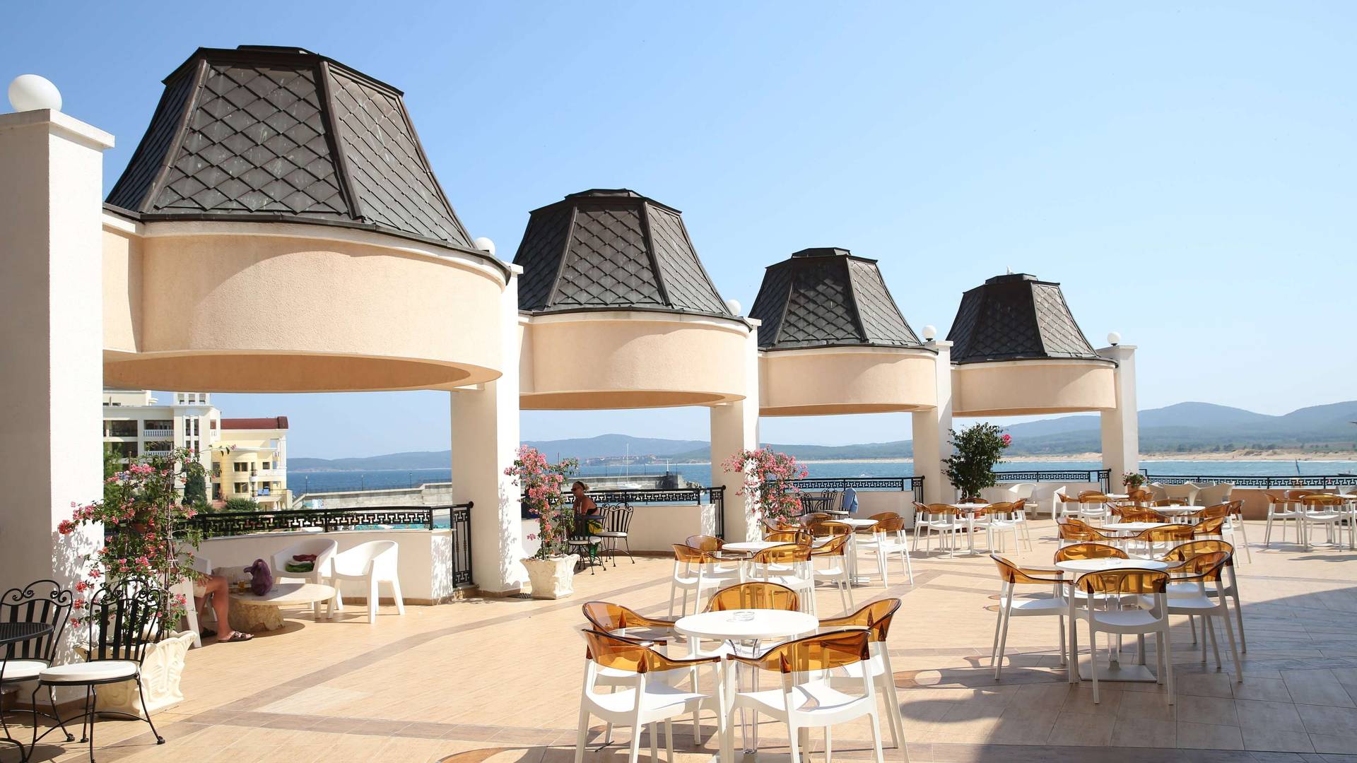 11_Marina Beach Lobby bar terrace.-min (1)