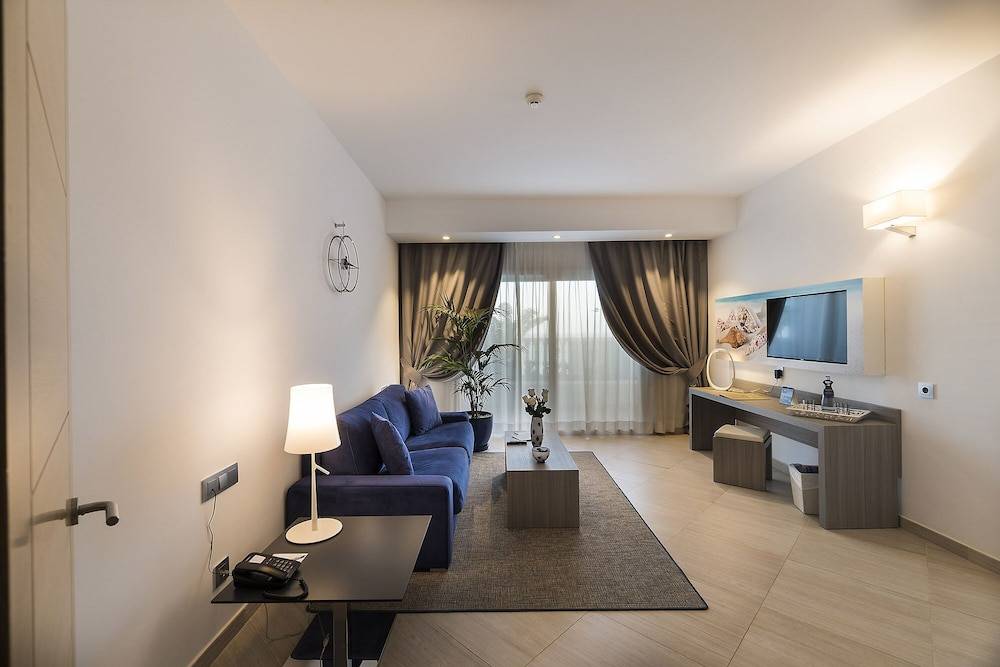 25_04136b8b_z 25_04136b8b_z