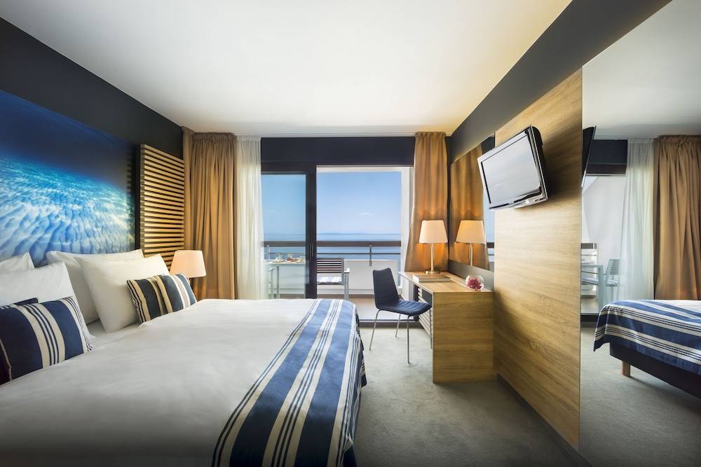 12_bda0b742_z