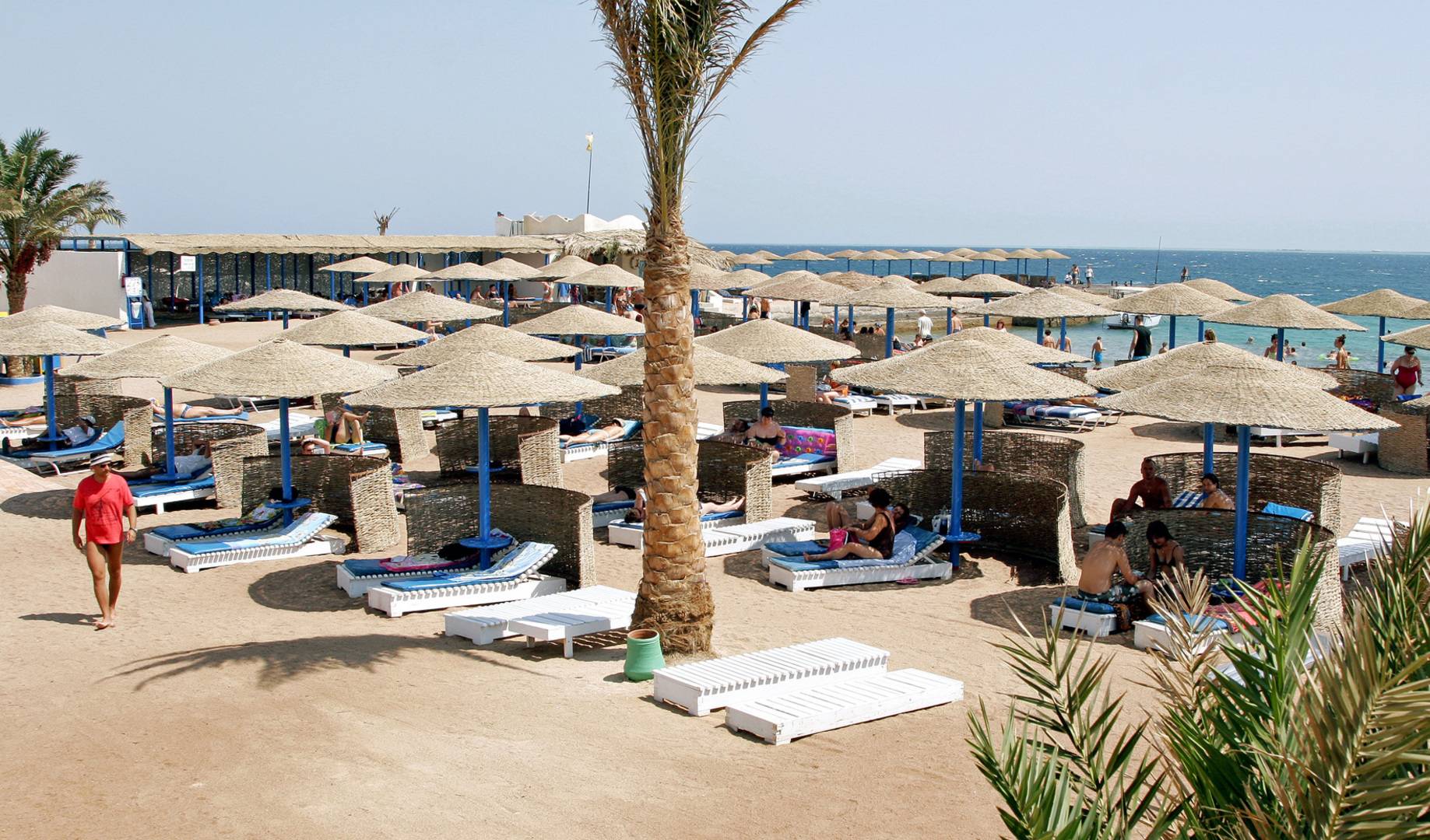 4_7_Empire_Beach_Resort_Beach_001