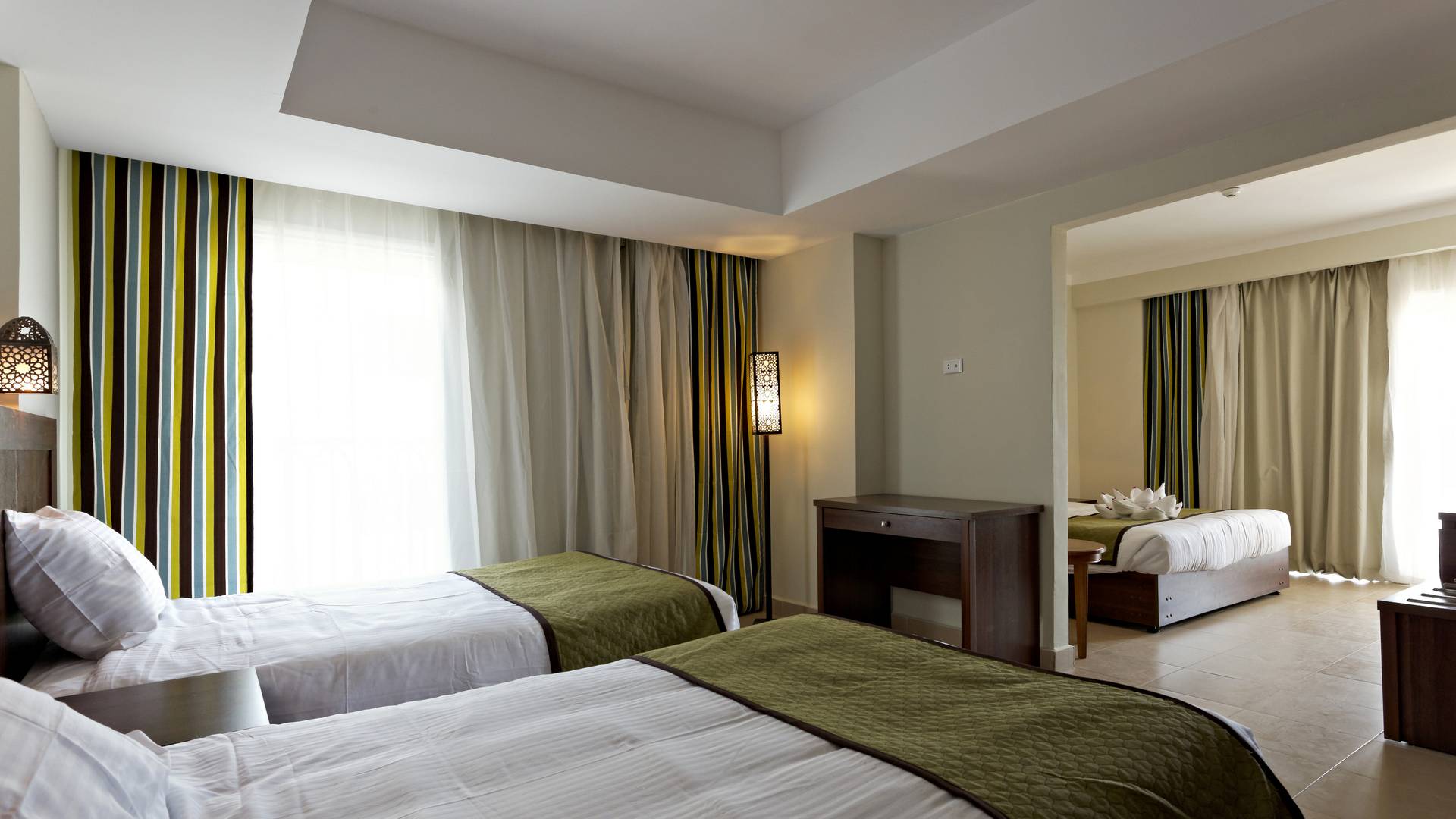 6_13_Royal_Star_Beach_Resort_20131218_Suite_02