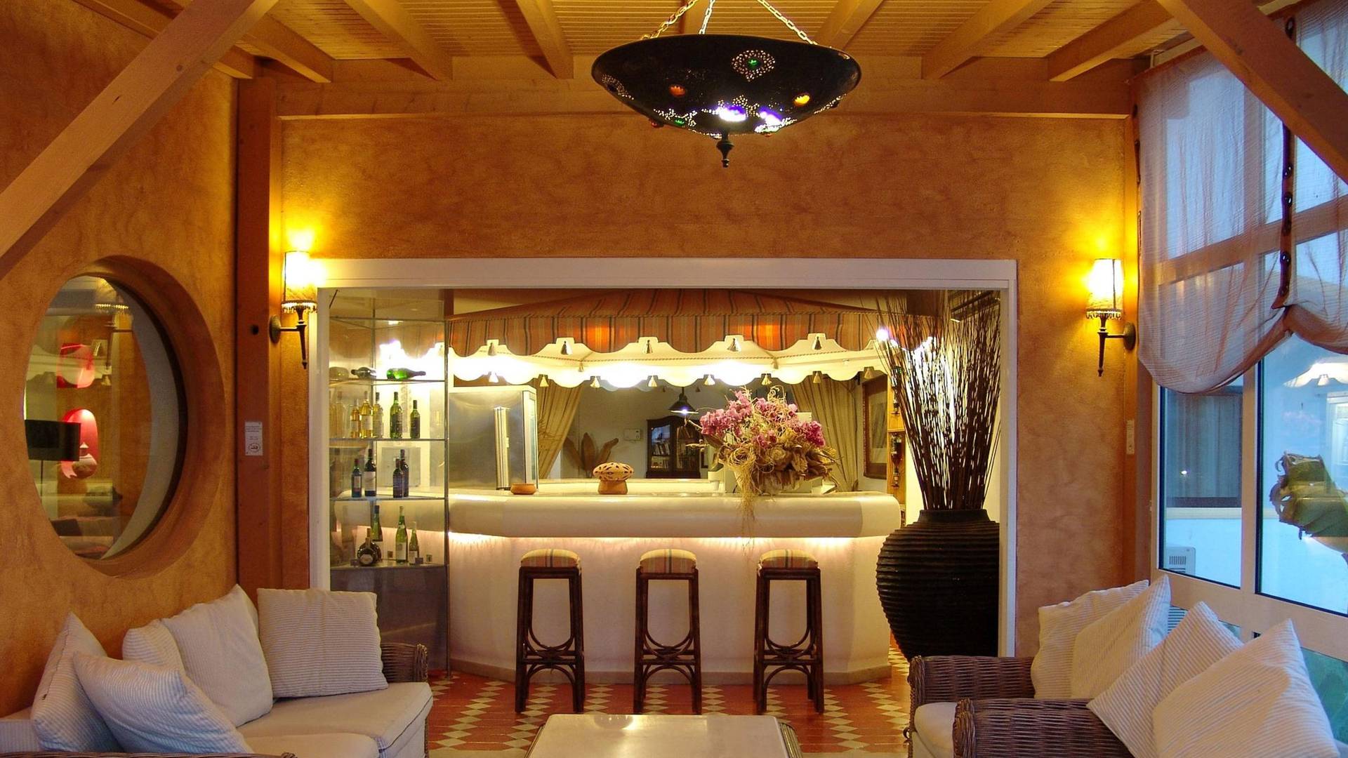 5_CM Interior bar