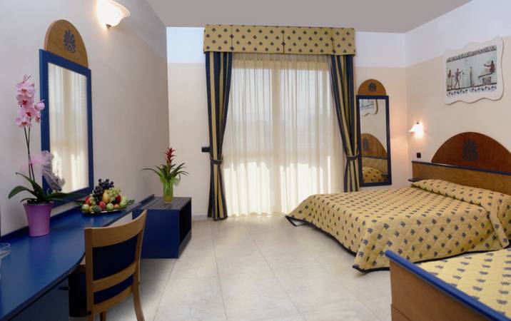 9_Hotel_Room