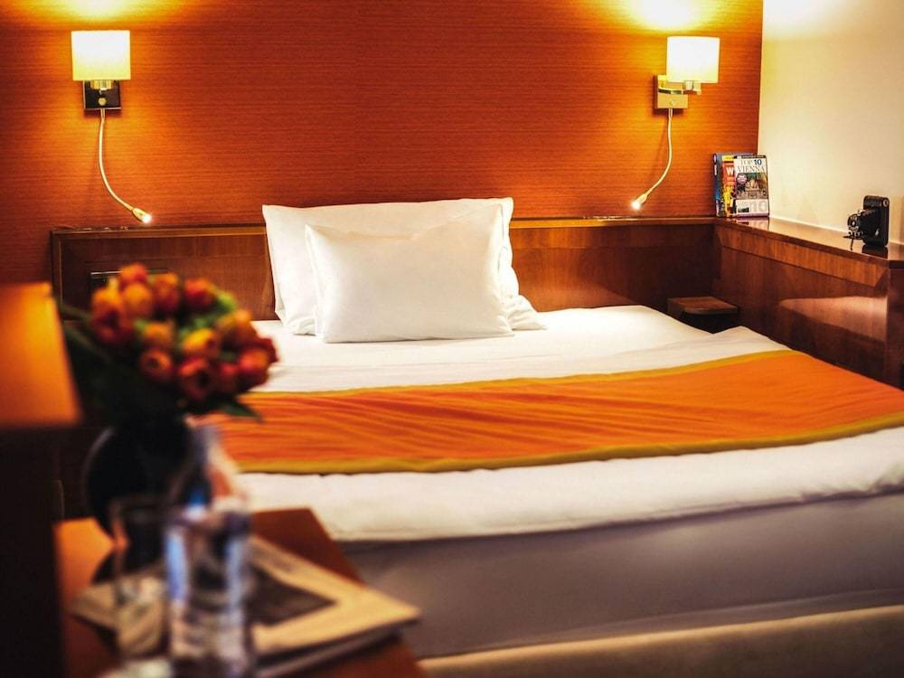 16_e90bfeae_z