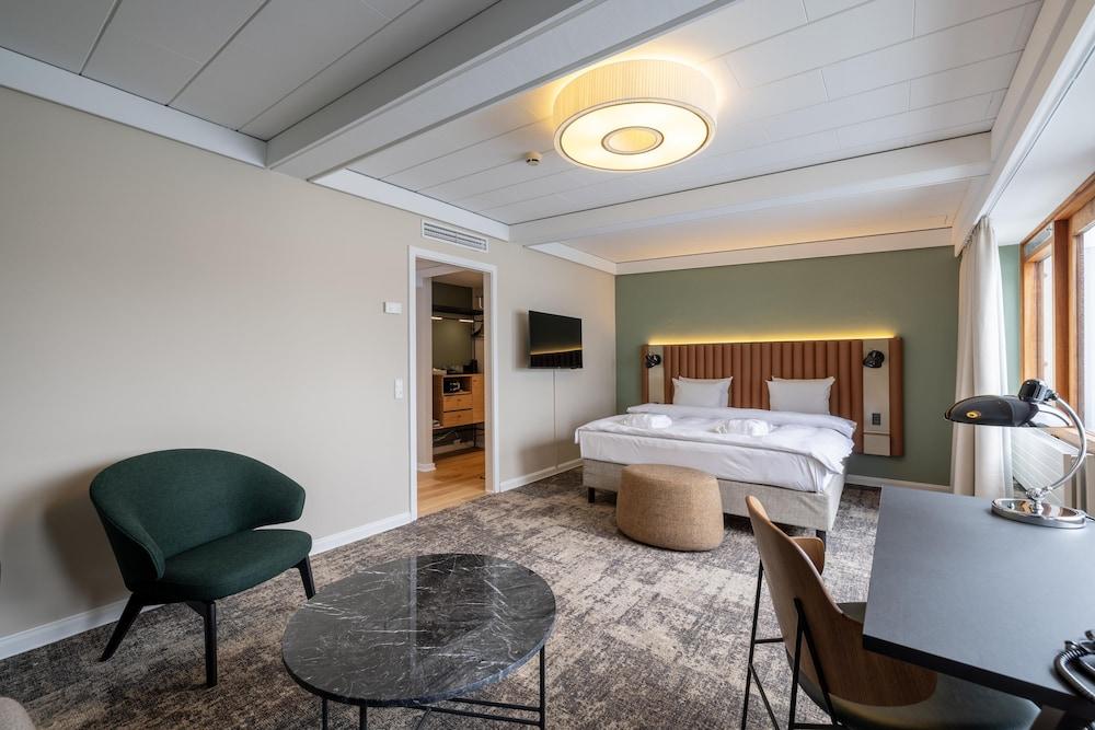 1_w5751h3835x5y5-674a3b89_z