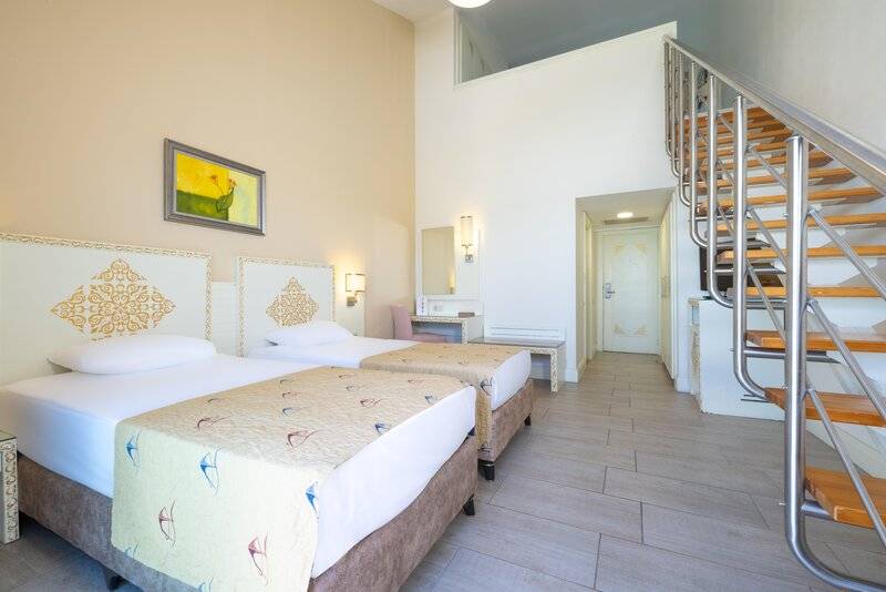 CRYSTAL ADMIRAL RESORT SUITES AND SPA
