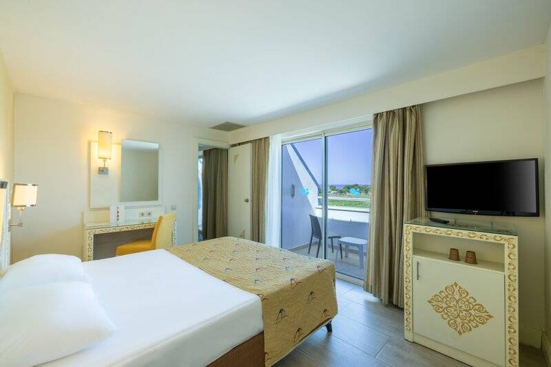 CRYSTAL ADMIRAL RESORT SUITES AND SPA