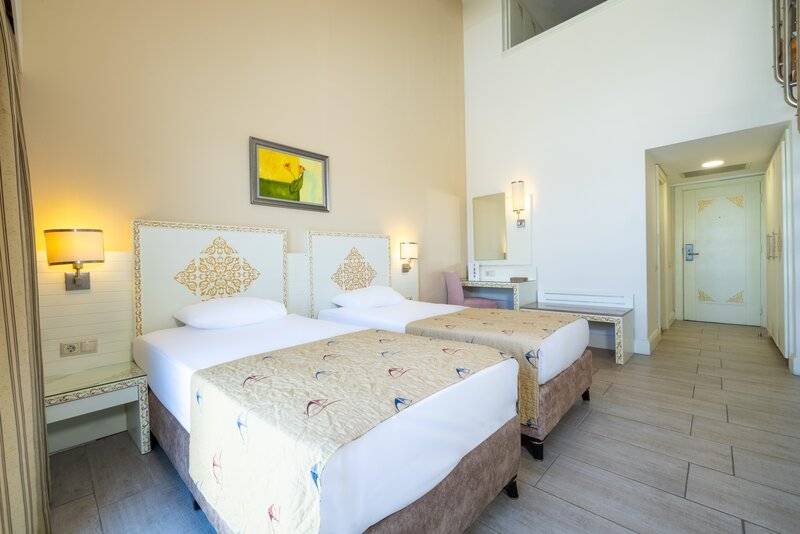 CRYSTAL ADMIRAL RESORT SUITES AND SPA