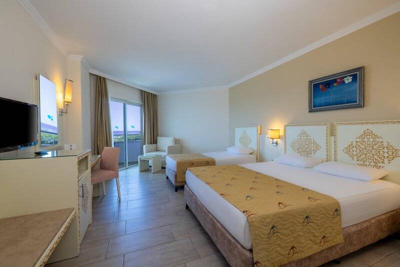 CRYSTAL ADMIRAL RESORT SUITES AND SPA