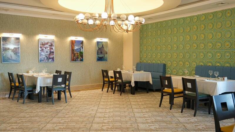 CRYSTAL ADMIRAL RESORT SUITES AND SPA