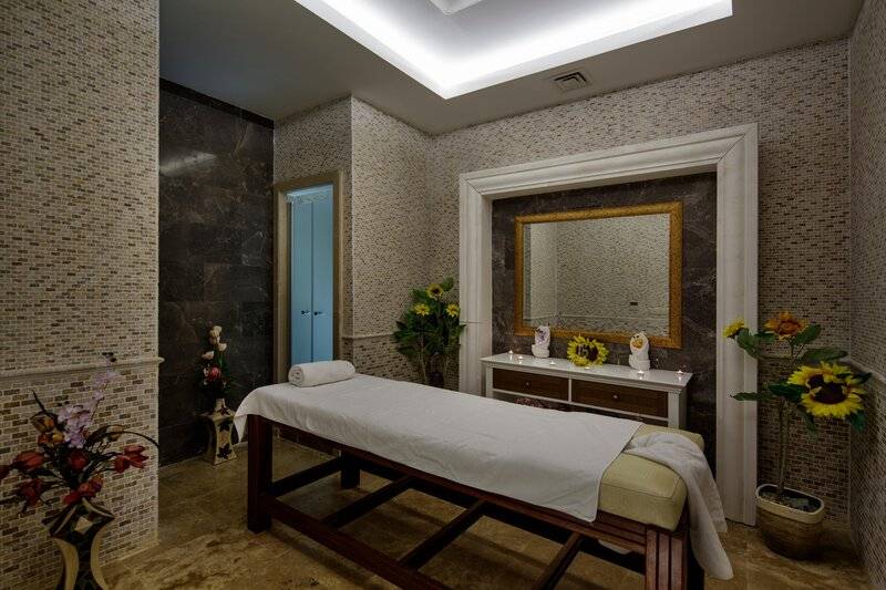 CRYSTAL ADMIRAL RESORT SUITES AND SPA