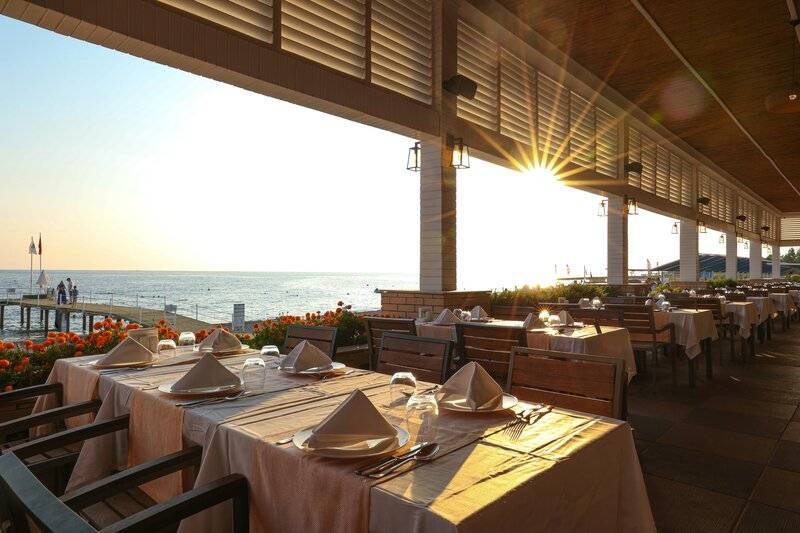 CRYSTAL ADMIRAL RESORT SUITES AND SPA