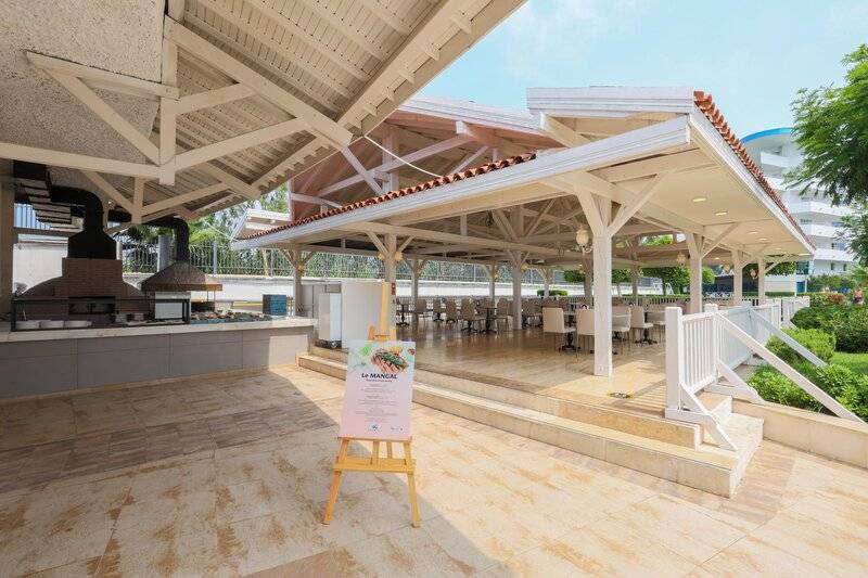 CRYSTAL ADMIRAL RESORT SUITES AND SPA