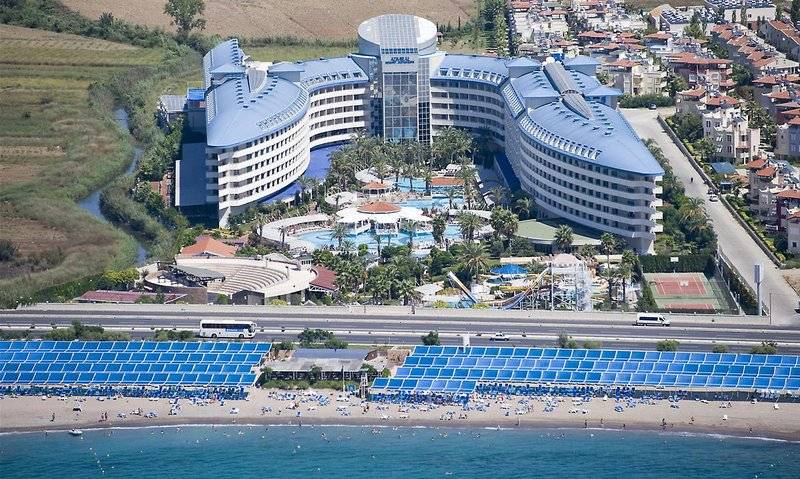 CRYSTAL ADMIRAL RESORT SUITES AND SPA