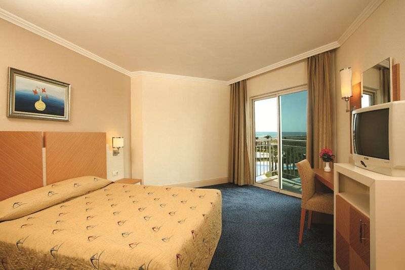 CRYSTAL ADMIRAL RESORT SUITES AND SPA