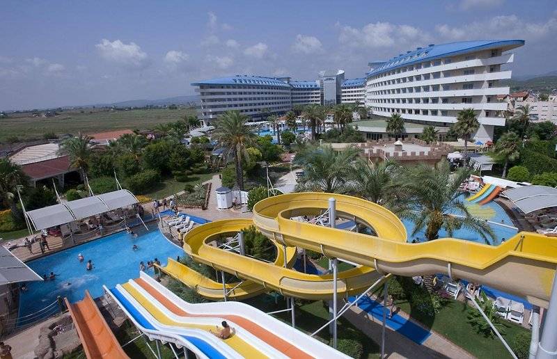 CRYSTAL ADMIRAL RESORT SUITES AND SPA