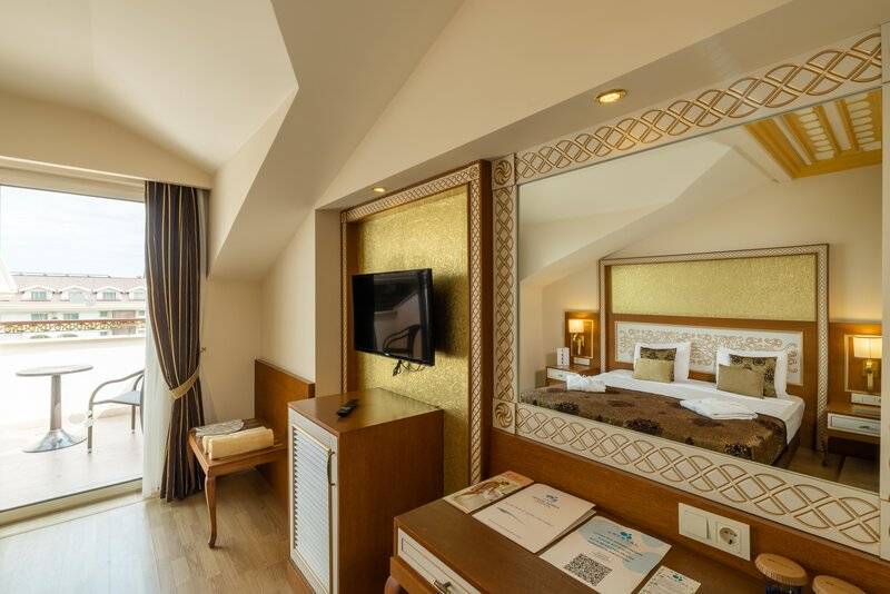 CRYSTAL PALACE LUXURY RESORT & SPA