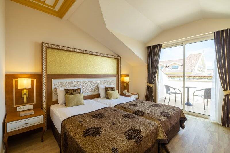 CRYSTAL PALACE LUXURY RESORT & SPA