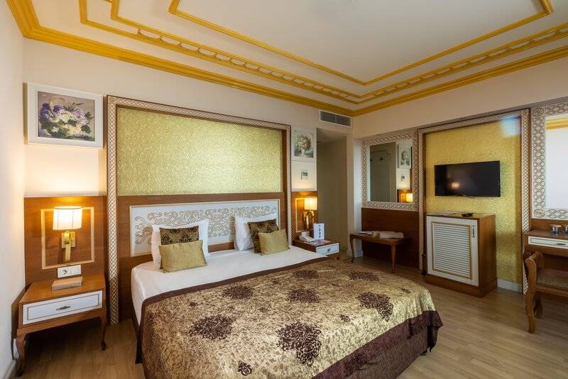 CRYSTAL PALACE LUXURY RESORT & SPA