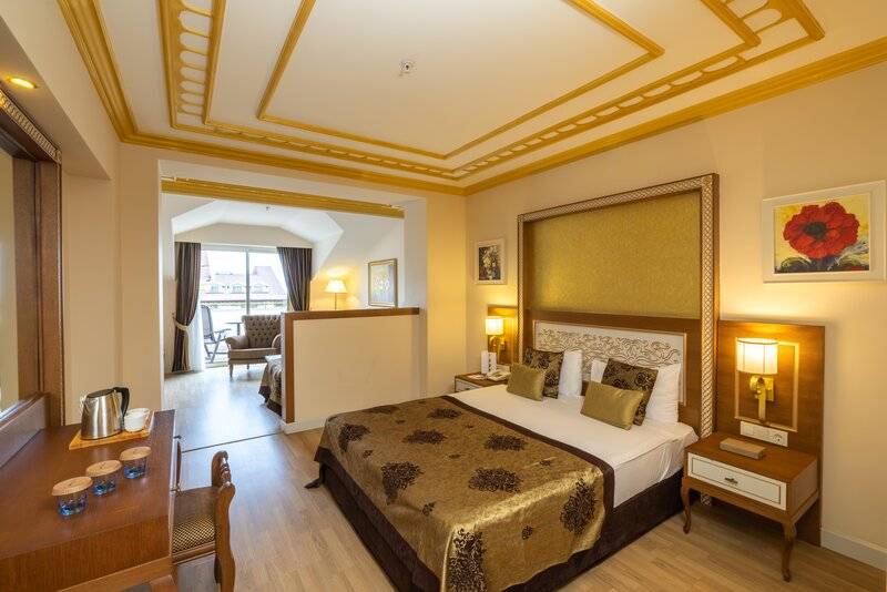 CRYSTAL PALACE LUXURY RESORT & SPA