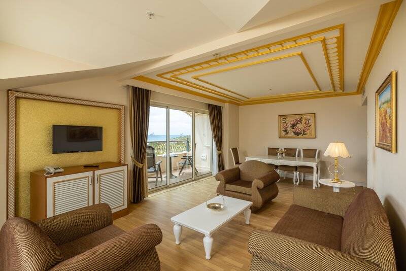 CRYSTAL PALACE LUXURY RESORT & SPA
