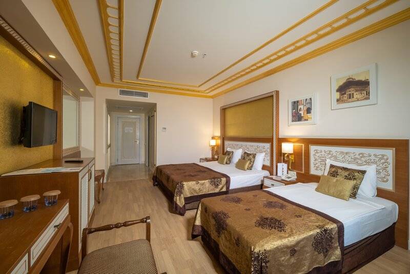 CRYSTAL PALACE LUXURY RESORT & SPA