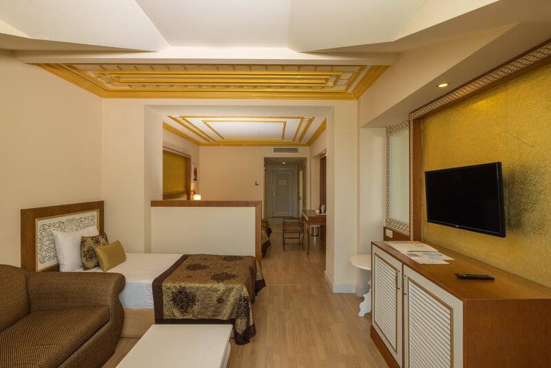 CRYSTAL PALACE LUXURY RESORT & SPA