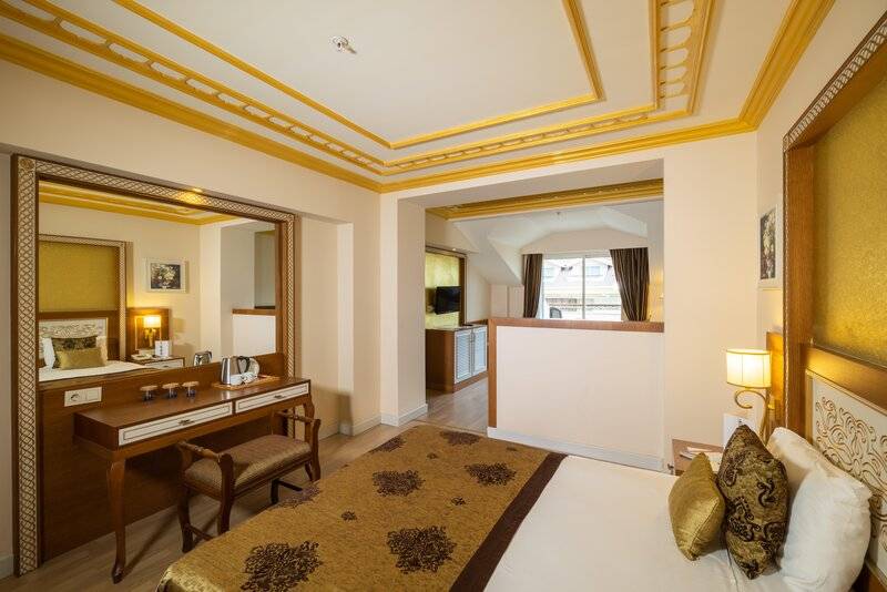 CRYSTAL PALACE LUXURY RESORT & SPA