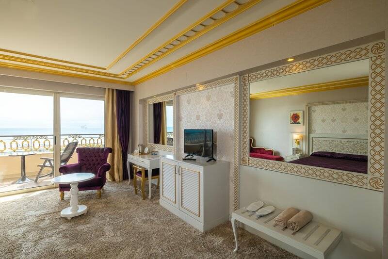 CRYSTAL PALACE LUXURY RESORT & SPA