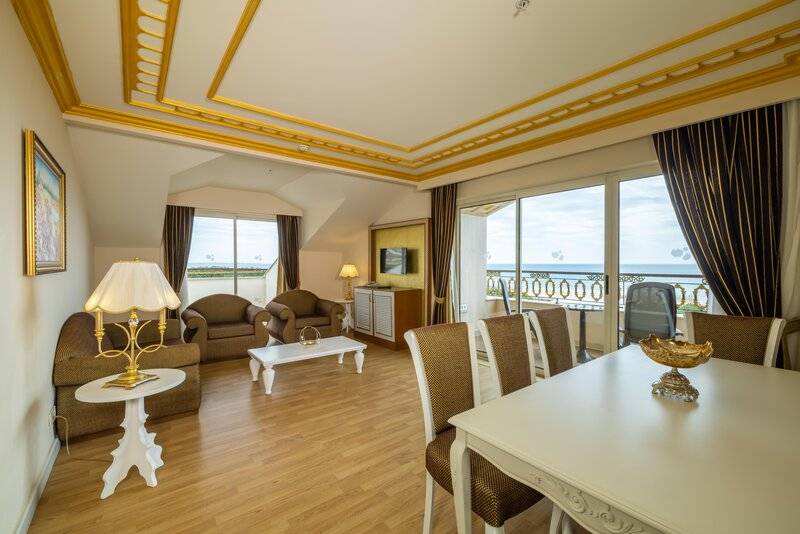 CRYSTAL PALACE LUXURY RESORT & SPA