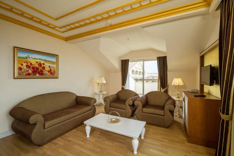 CRYSTAL PALACE LUXURY RESORT & SPA