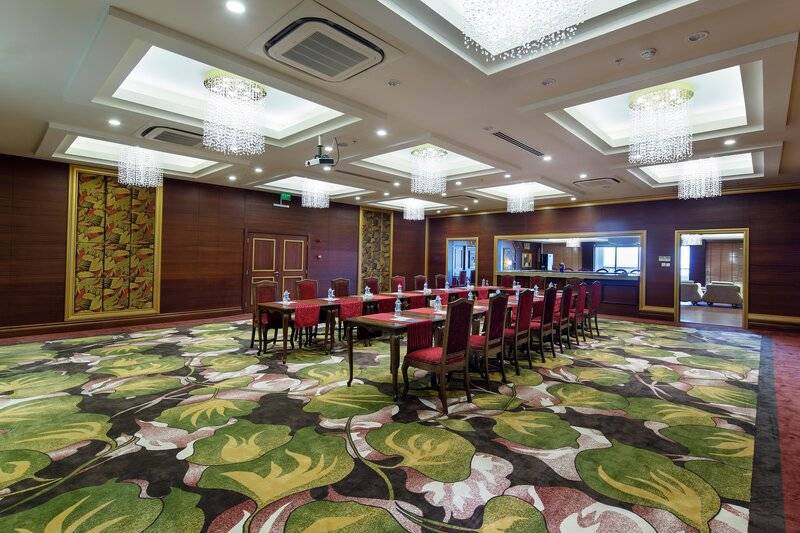 CRYSTAL PALACE LUXURY RESORT & SPA