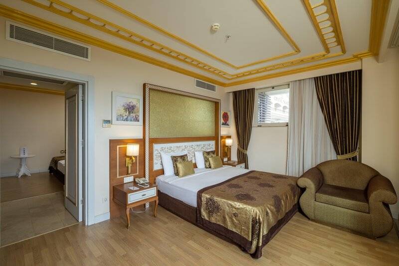 CRYSTAL PALACE LUXURY RESORT & SPA
