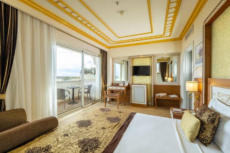 CRYSTAL PALACE LUXURY RESORT & SPA