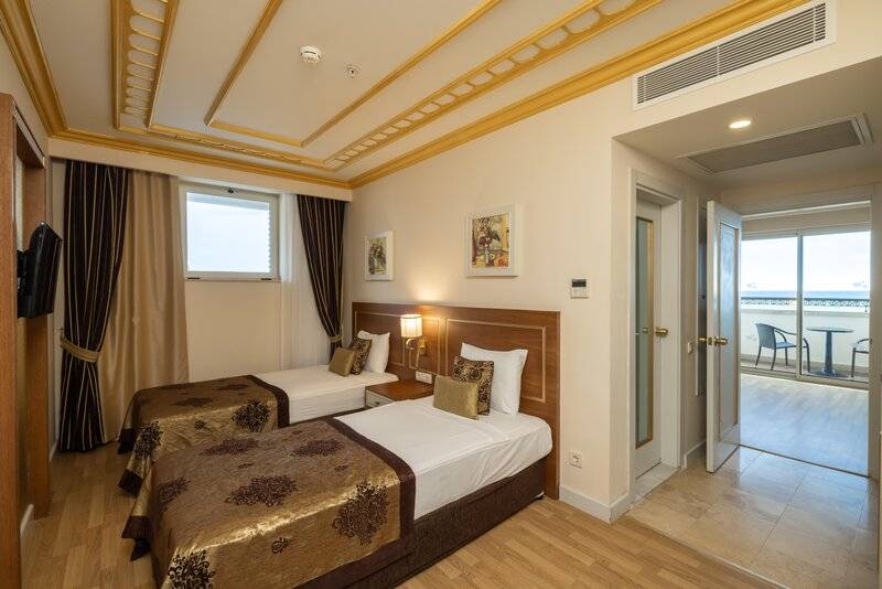 CRYSTAL PALACE LUXURY RESORT & SPA