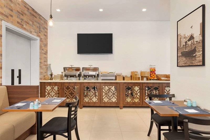 Super 8 By Wyndham Dubai Deira