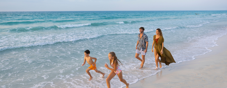 Familie Spaziergang am Strand