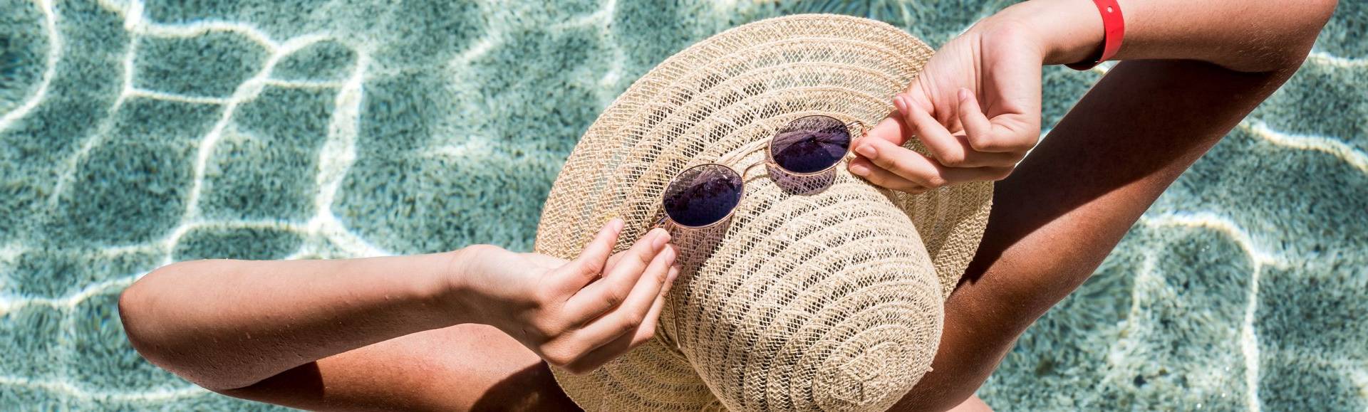 Woman in Pool - All inclusive Urlaub