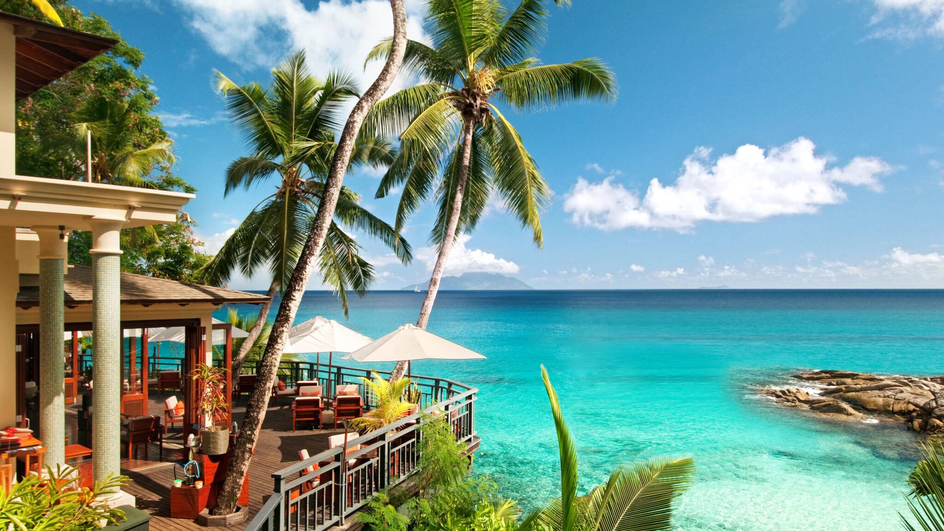 Seychellen restaurant am Meer mit Palmen