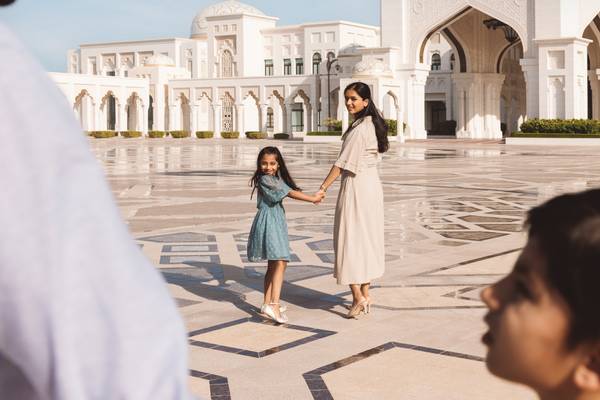 abu dhabi beach emirates palace eingang familie schwimmen wasser ​Details ansehen 25 / 5.000 Übersetzungsergebnisse Übersetzung family swimming water
