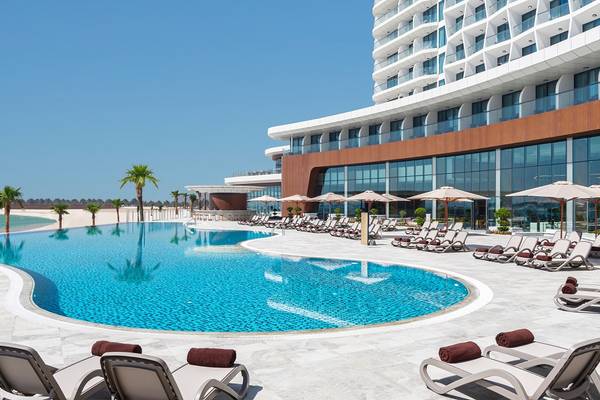 Queen Elizabeth 2 / BM Beach Resort  - hotel with pool
