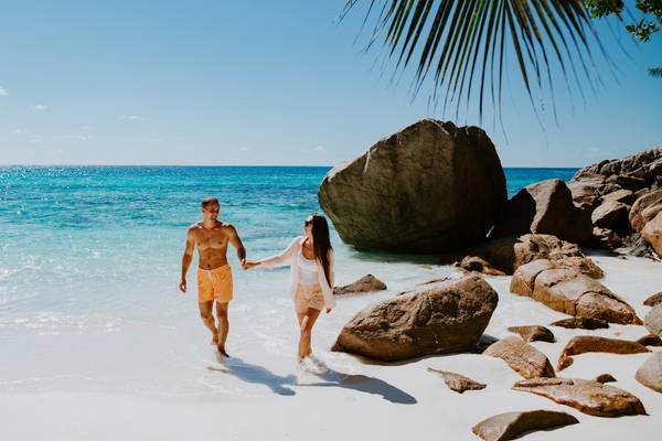 Romaic couple sunset Seychelles 